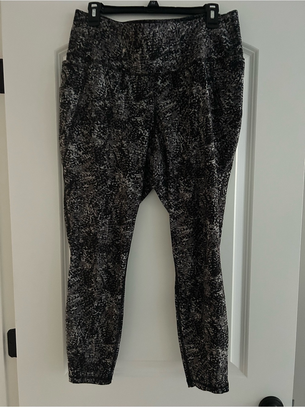 Black and Gray Patterned Leggings w/ Pockets